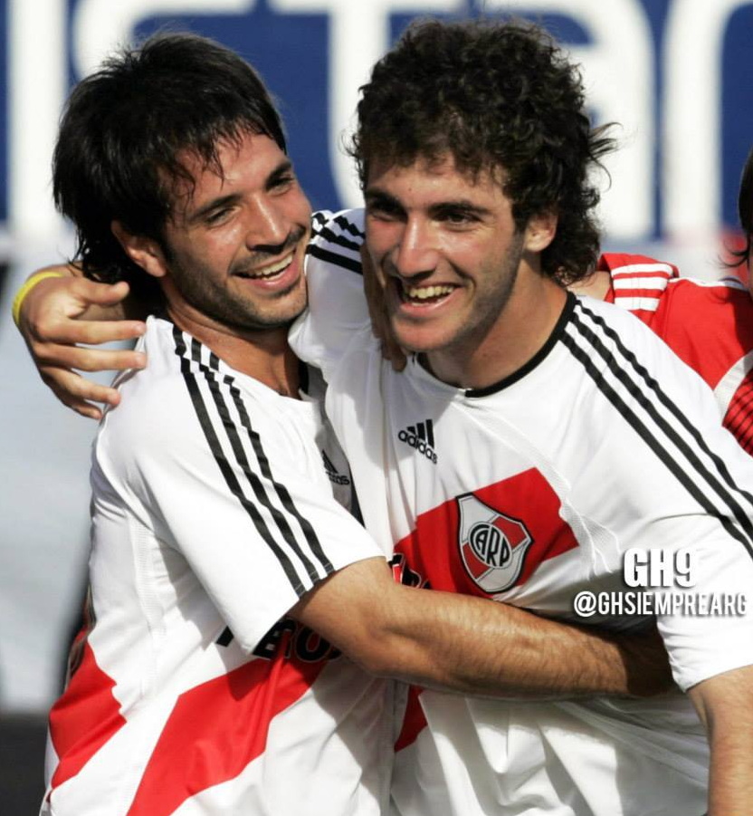 伊瓜因为什么总丢单刀,曾经球场追风少年已变成油腻大叔