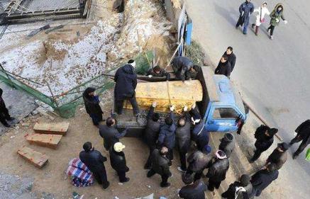 穷搬家富人挪坟什么意思,穷人搬家富人迁坟什么意思