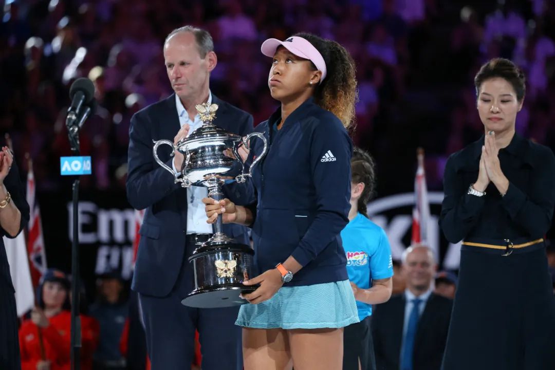 弃美入日，这位日本“黑人”姑娘，为什么能成为体坛圈钱女王？