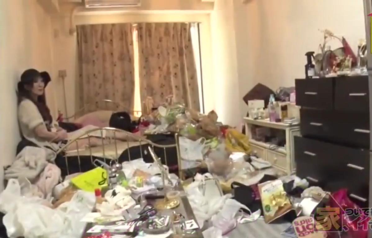 日本住在垃圾堆的女白领,日本老人把家里堆成垃圾堆