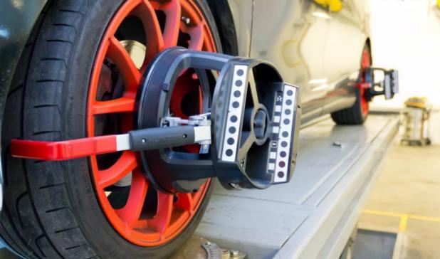 四轮定位后车还跑偏,车四轮定位后还是会跑偏一边