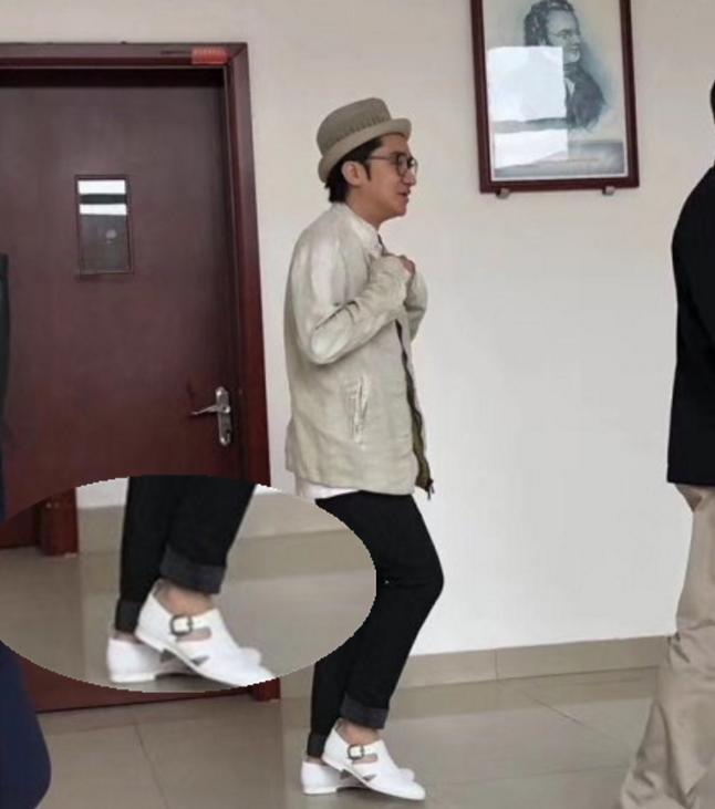 王祖蓝节目上没被路人认出震惊,王祖蓝校服到西装的仪式感