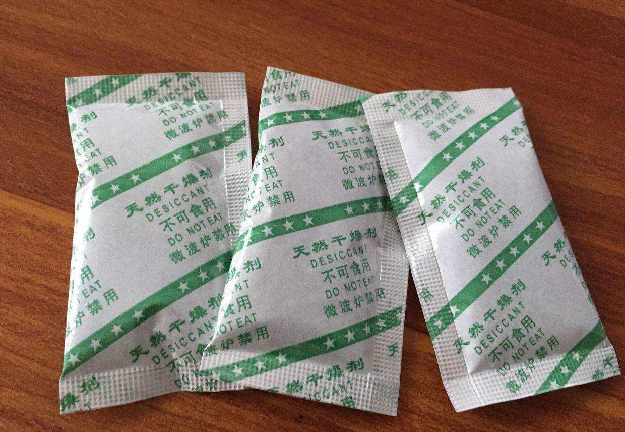 食品干燥剂性价比超高，攒一堆放家里，避免墙角潮湿