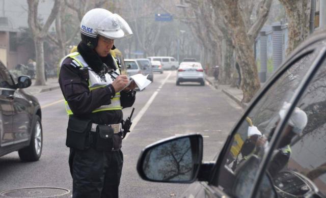 看见交警贴条了立即开走,看见交警贴罚单迅速挪车