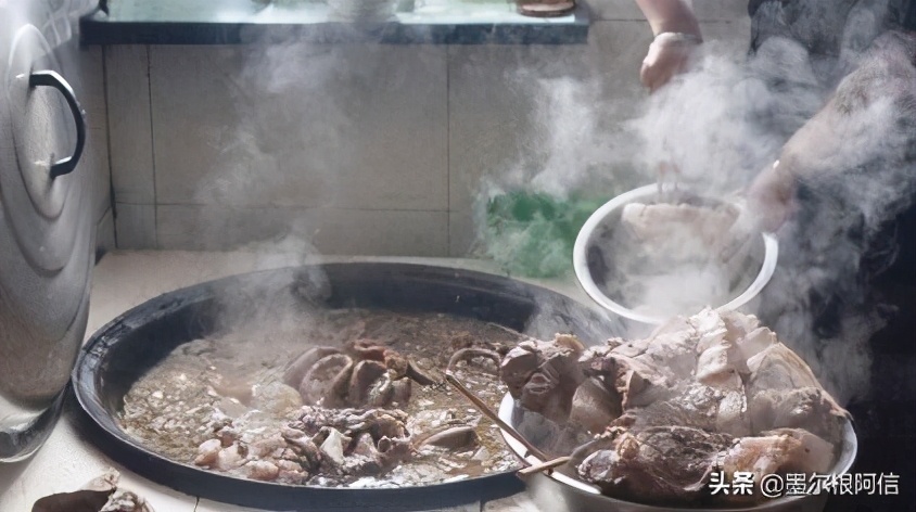 带大家回东北吃杀猪菜去,天冷了就得吃东北杀猪菜