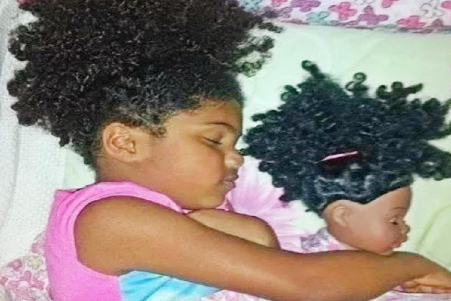 小孩长得像布娃娃,洋娃娃和宝宝长得像