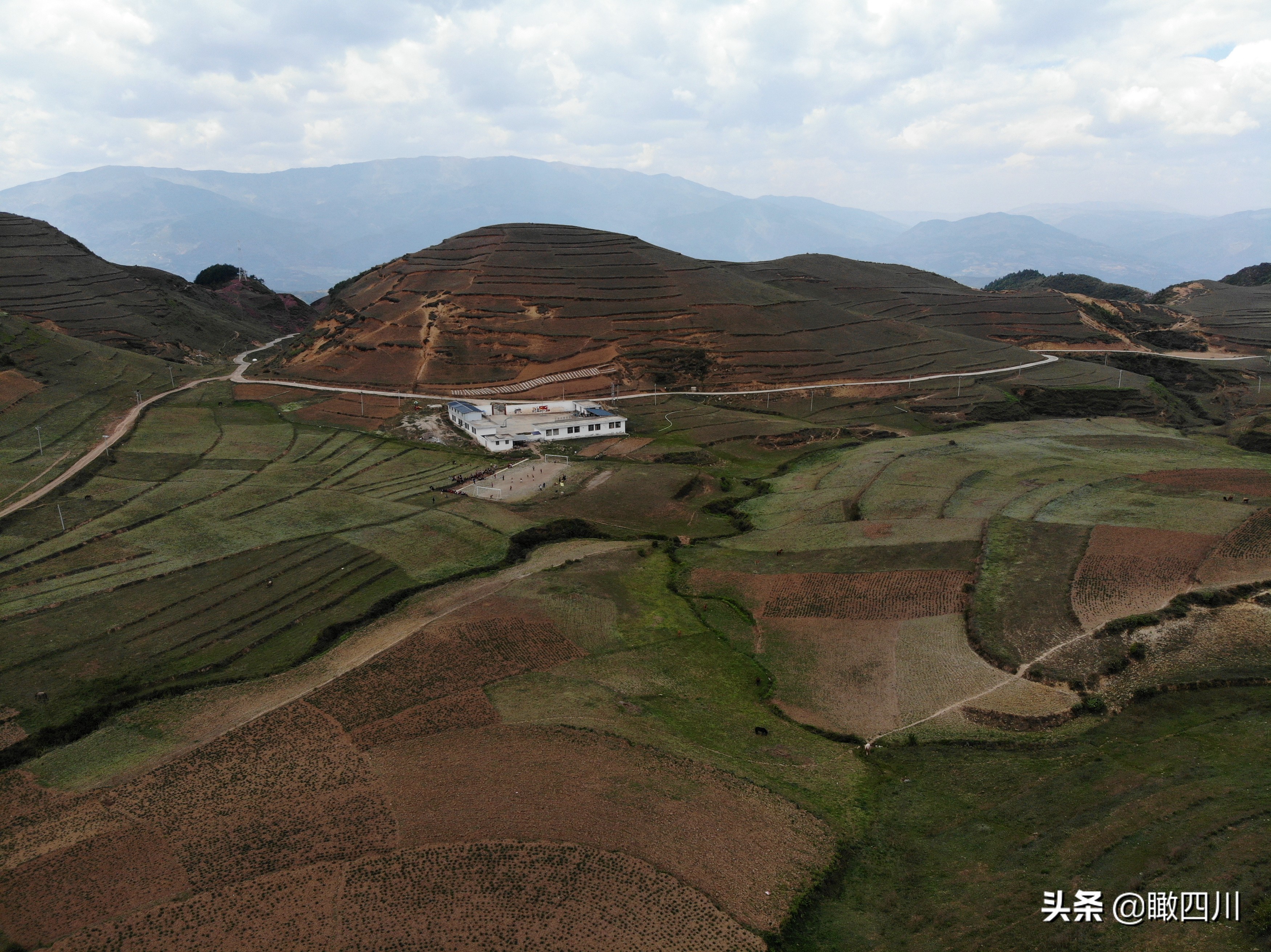 大凉山最贫困的山区小学,大凉山爬悬崖上学的孩子