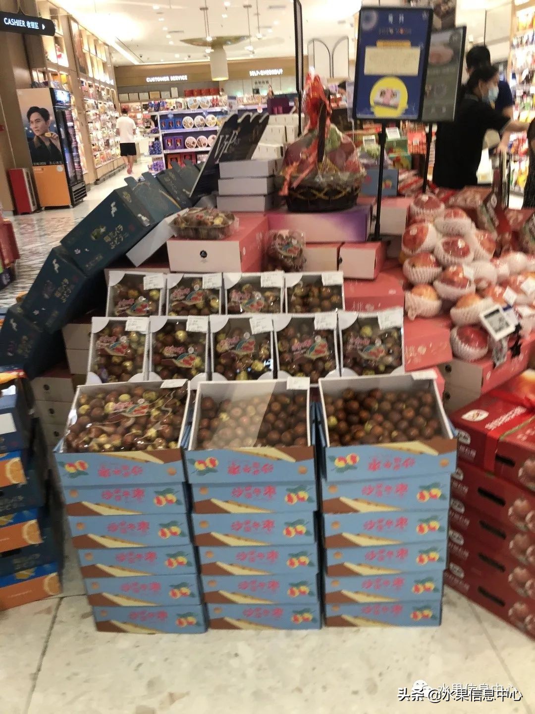中秋节前，走访两家水果零售店，水果标准化在这里体现的淋漓尽致