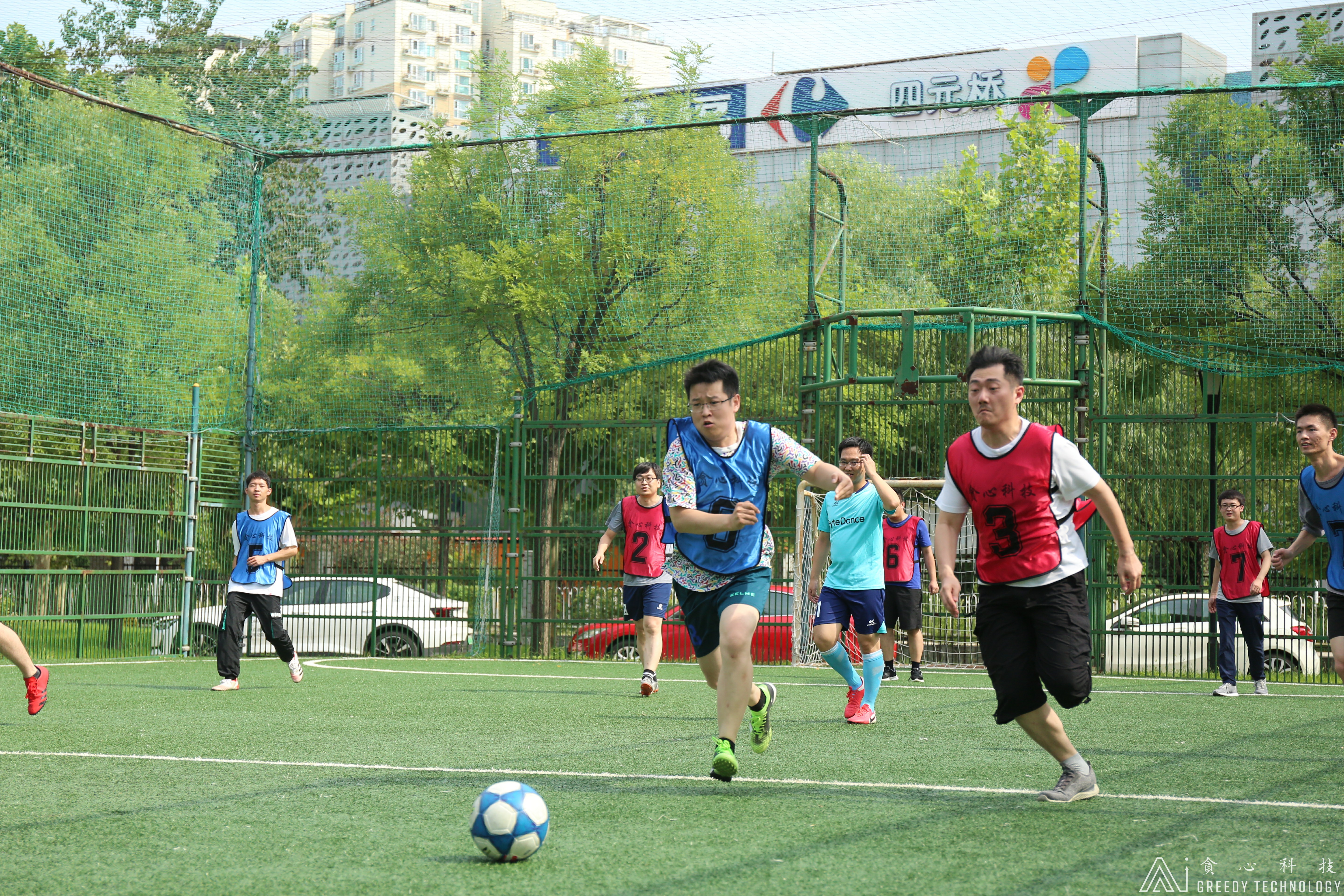 绿茵场上酣畅淋漓,绿茵场上尽情奔跑感受比赛的快乐