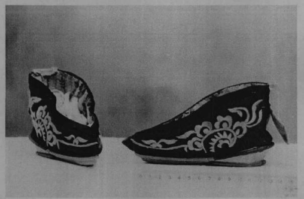 正说缠足一千年:三寸金莲如何从“贵族范儿”,变成了情色风