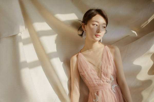 周冬雨拔智齿脸肿成了表情包,周冬雨拔智齿前后脸型对比图