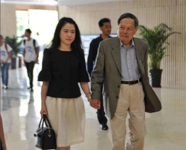 翁帆父亲谈杨振宁,翁帆父亲翁云光和杨振宁的照片