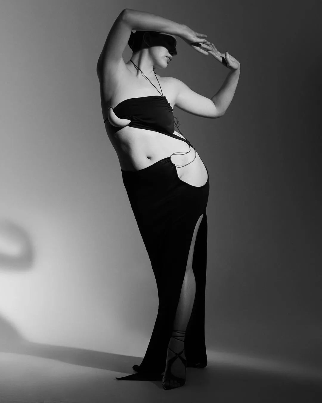 为什么卡戴珊喜欢穿皮衣,卡戴珊紧身衣对身体有危害吗