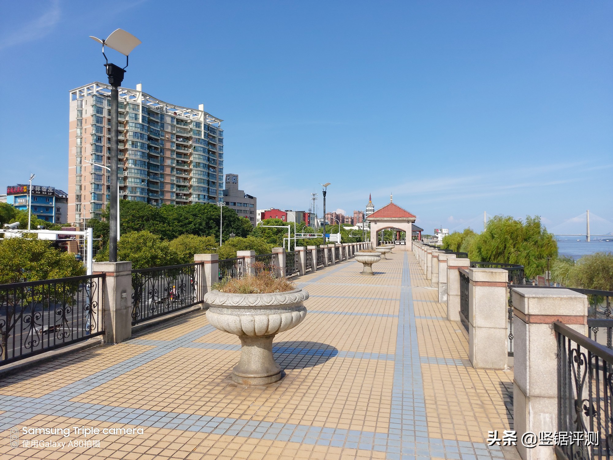 三星A80深度评测，6.7英寸全面屏，旋转摄像头设计