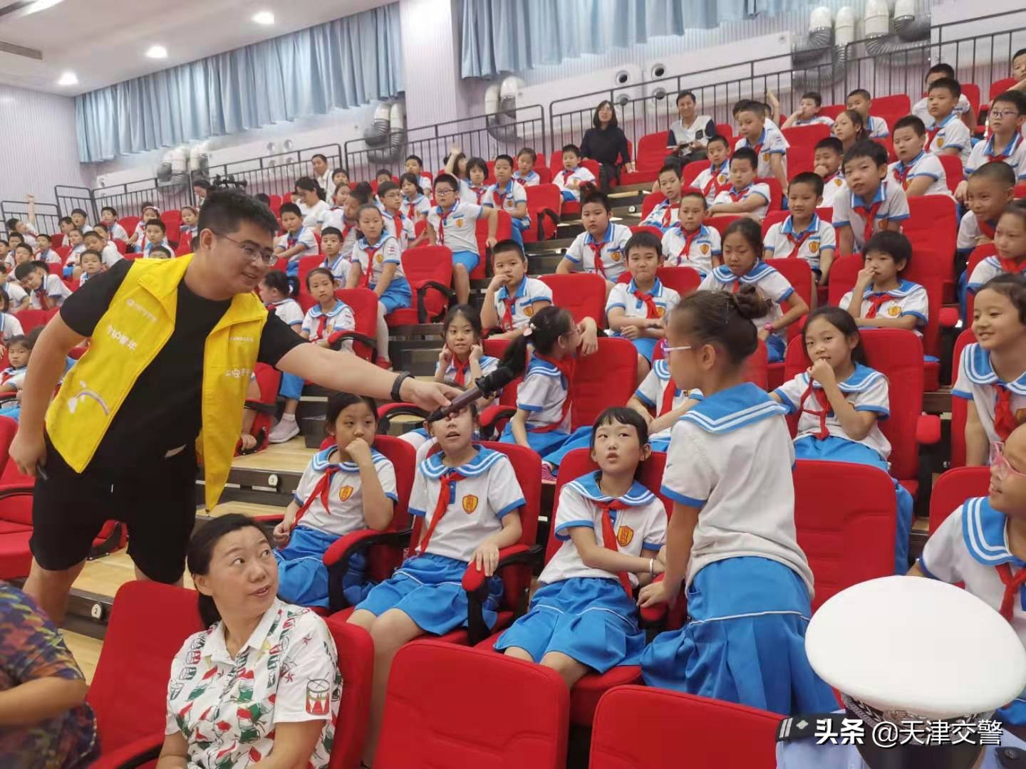 交警进小学开展交通安全课简报,耀华校园活动