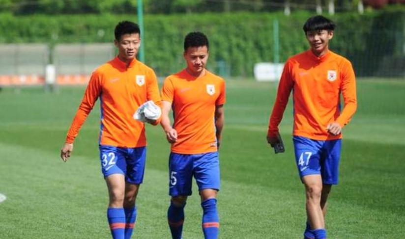 鲁能新赛季球衣号曝光,两核心球衣无人选,一小将身披崔鹏的7号