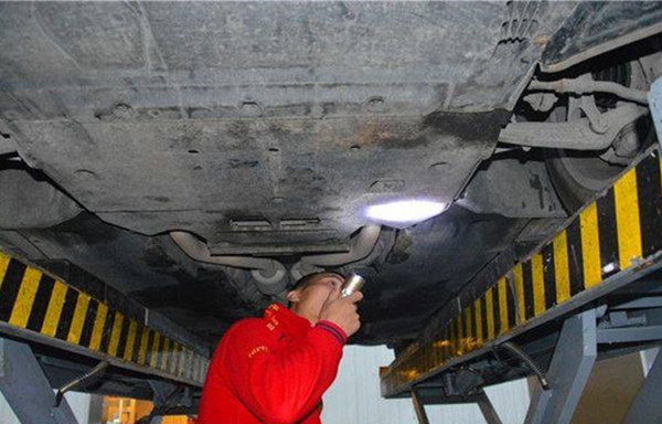 二手车市场买车怎么才不被坑,买二手车找专业人士验车不会被坑