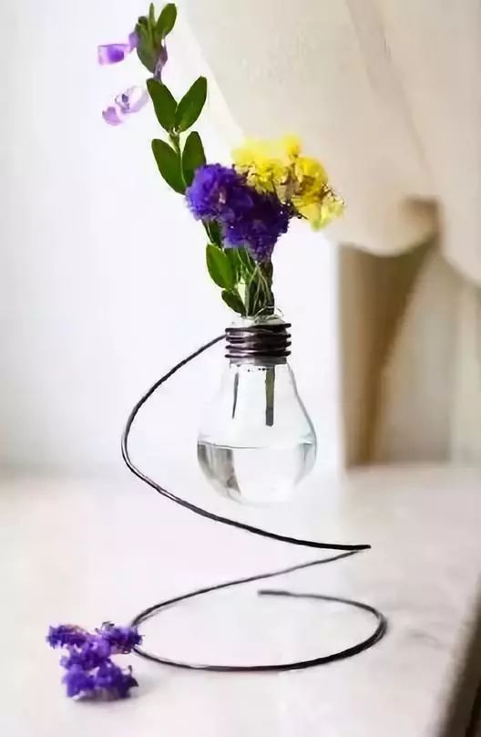 室雅何须大，花香不在多，在小屋里赏花种草，把日子过得刚刚好