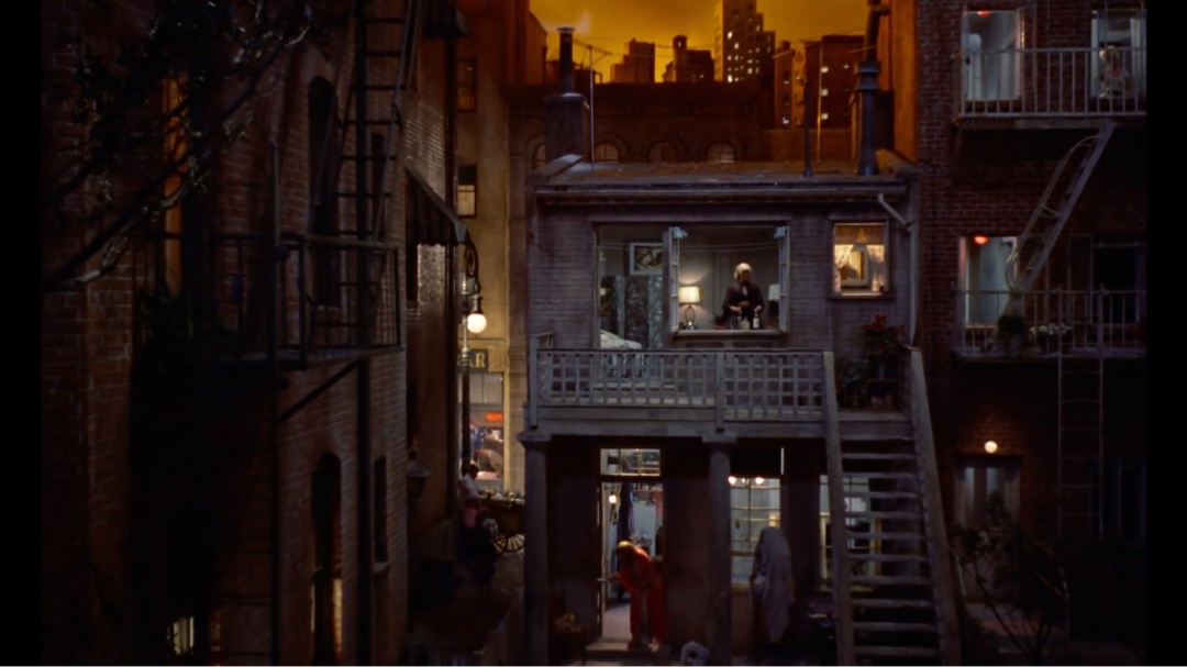 希区柯克经典电影后窗,希区柯克后窗艺术