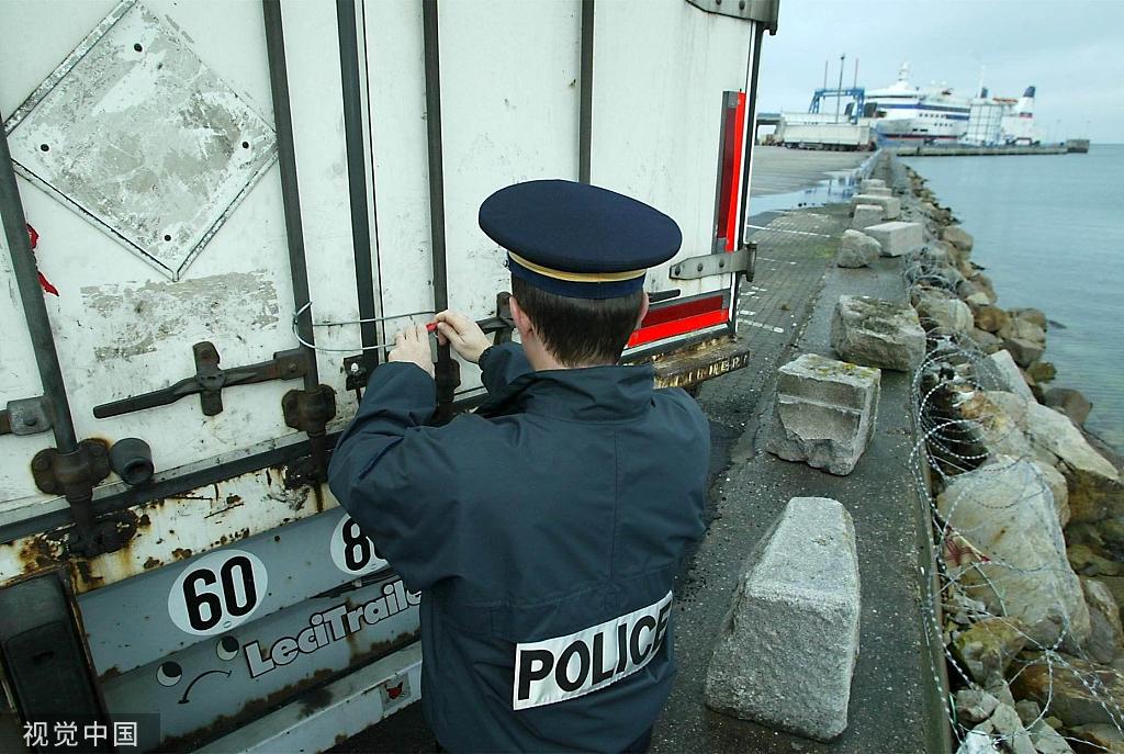 集装箱偷渡视频,亡命集装箱