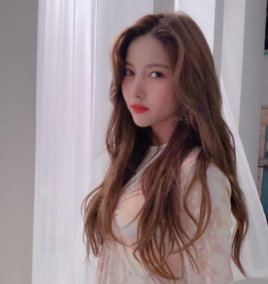 日常泫雅风发型,jennie超短裙造型走泫雅风