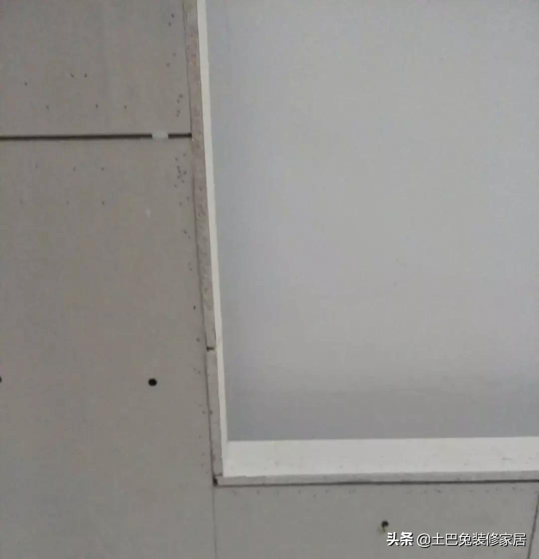 吊顶有一边没有做好,吊顶里边没做好