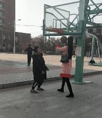 太有意思了,女朋友不屑一顾的表情很到位