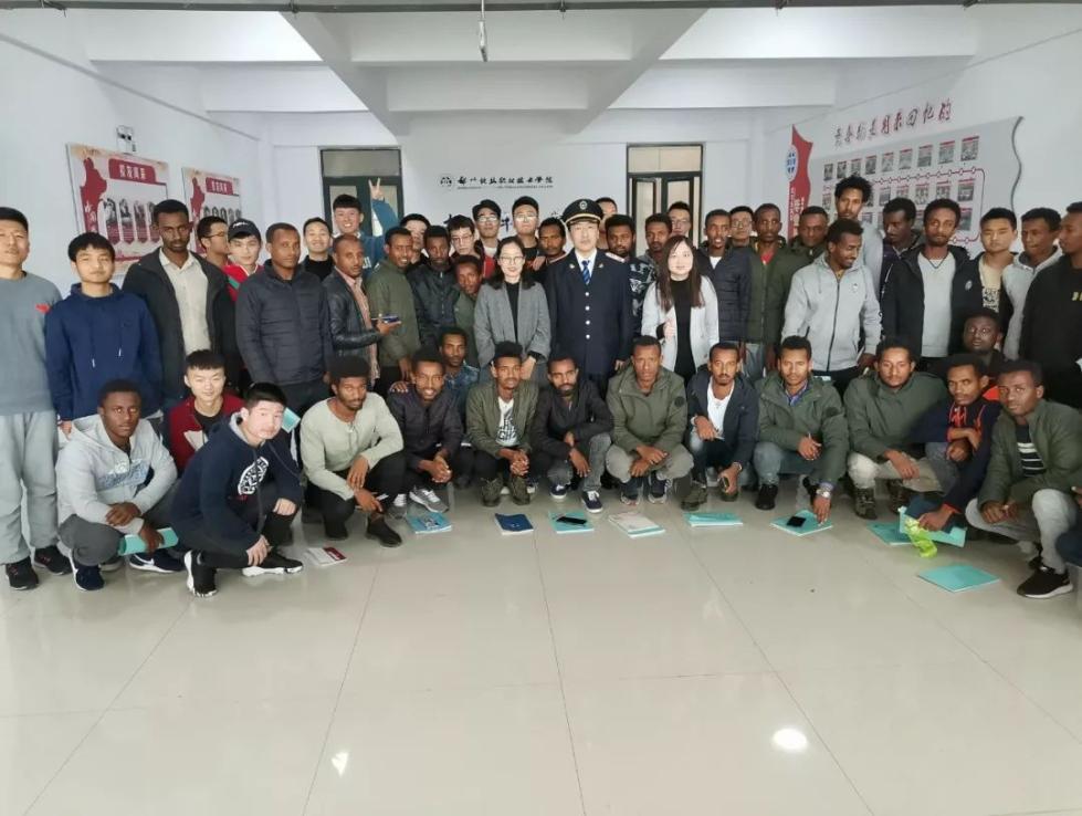 这群非洲小伙分别叫刘备张飞周瑜诸葛亮,哈哈哈哈