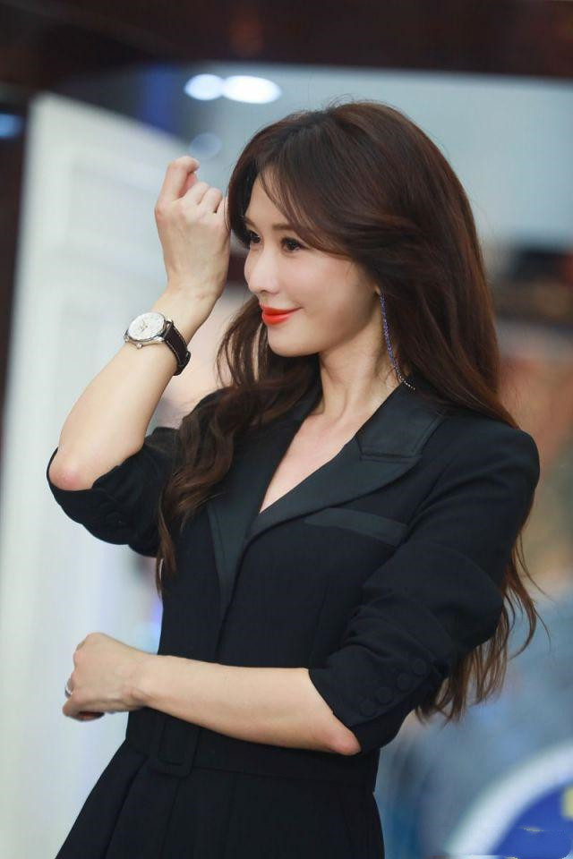 45岁为博热点太疯狂，西装连体裤玩光腿还不够，露蕾丝*裤底**太尬了