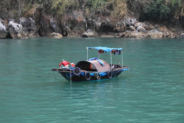 这里虽然风景如画人们生活的却很凄惨没日没夜的追着大船讨生活