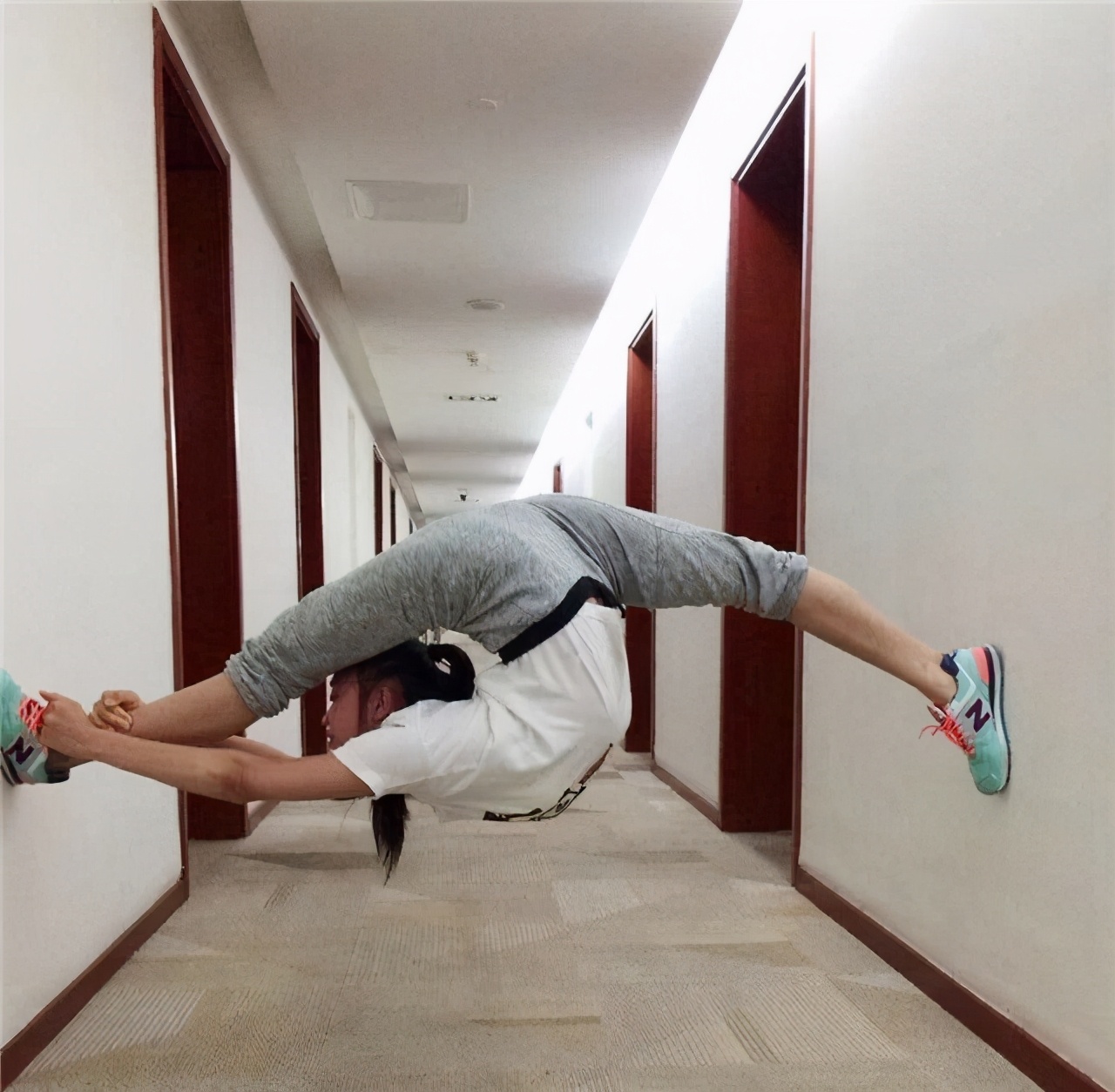 她是艺术体操女神，曾因一字马爆红网络，近日穿超短裙执裁受争议