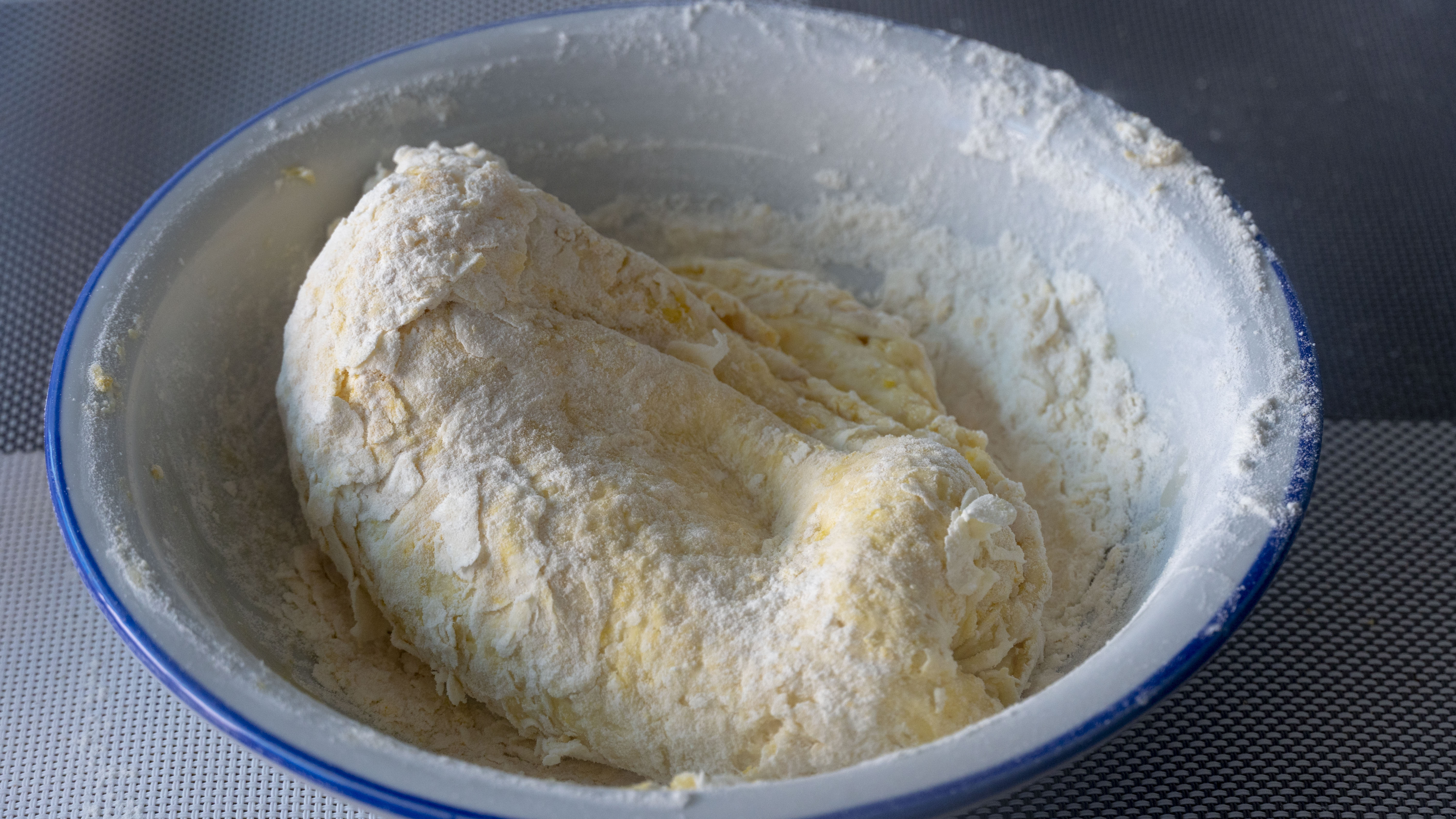 香酥小油条做法不用任何添加剂,家庭自制油条的小窍门