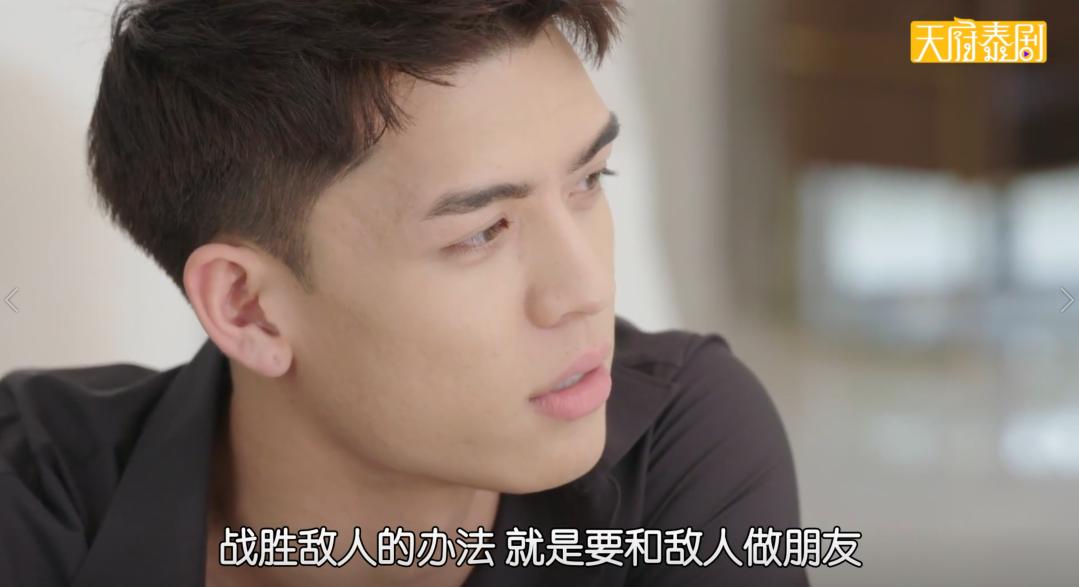 扒开衣服，这女人杀疯了