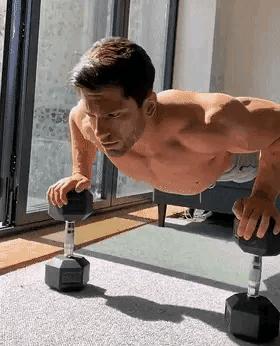 只用两个哑铃如何练出胸肌,怎么简单有效练出胸肌