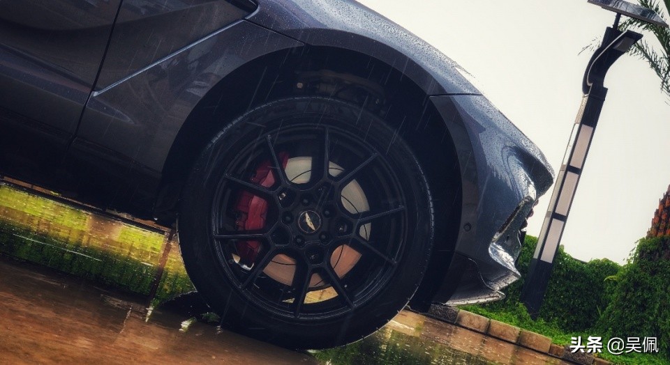 300万的阿斯顿马丁视频,阿斯顿马丁dbx2024款评测