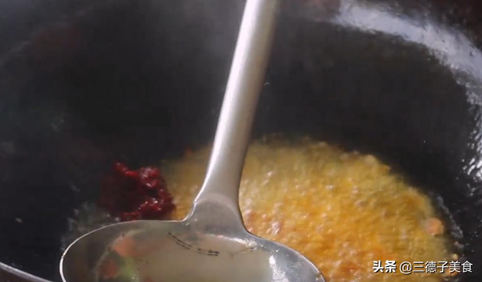 麻辣牛蛙肥肠鱼火锅最正宗做法,麻辣干锅牛蛙的做法大全视频