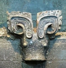 三星堆三号坑出土的青铜神坛文物,三星堆再出土青铜大面具