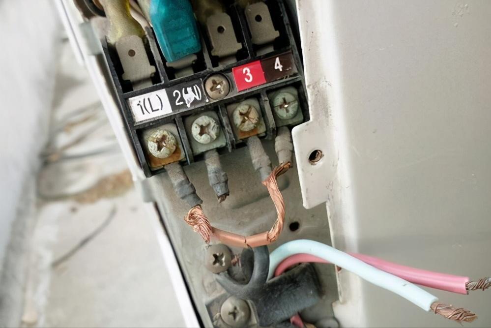 关于空调异味和空调清洗实践,空调吹出来的风有异味是什么原因