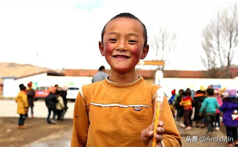 挖10万元1斤的虫草,却买不起一个玩具|高原孩子的残酷童年