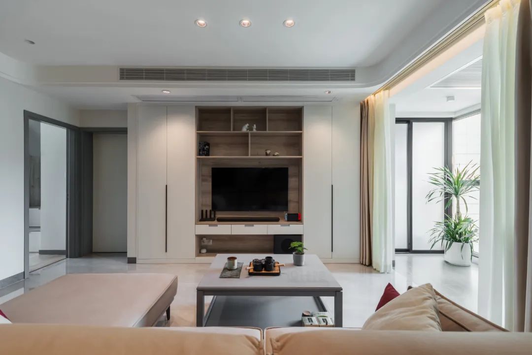 沙发摆在客厅的哪个位置好看,客厅沙发如何摆放显得空间大