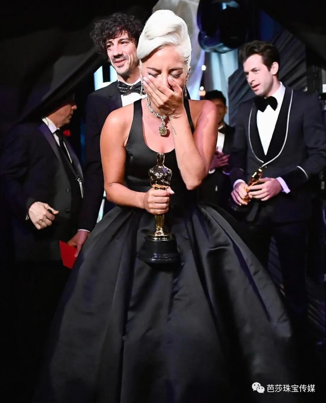 2021流行色亮丽黄太难穿?一件珠宝让你时髦一整年