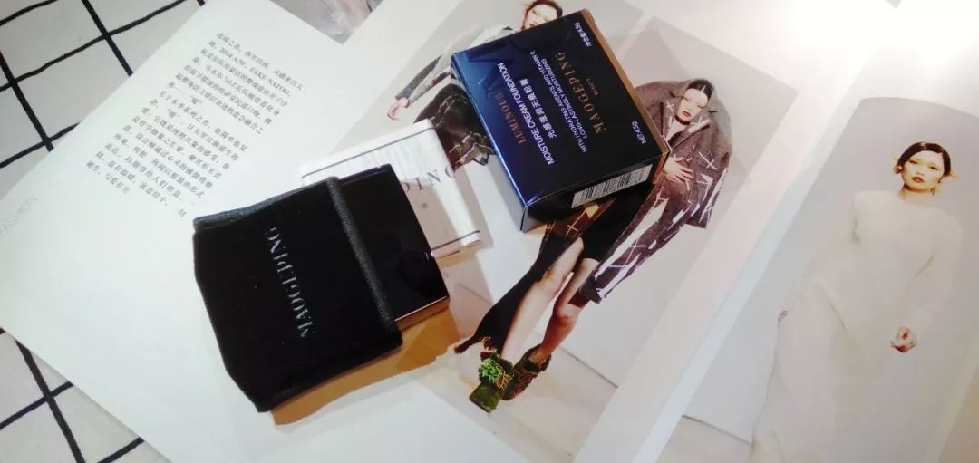 李佳琦狂卖4万件粉膏，激动到连喊6个OMG：真的特别好用