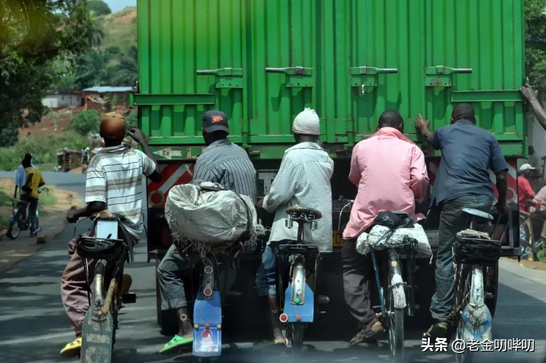 为什么在布隆迪，每辆卡车后都挂了一串自行车？