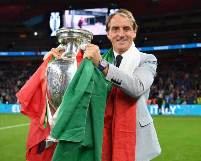 56岁教练才是意大利队最帅男人!穿LP戴百万RM,老男人不油腻典范