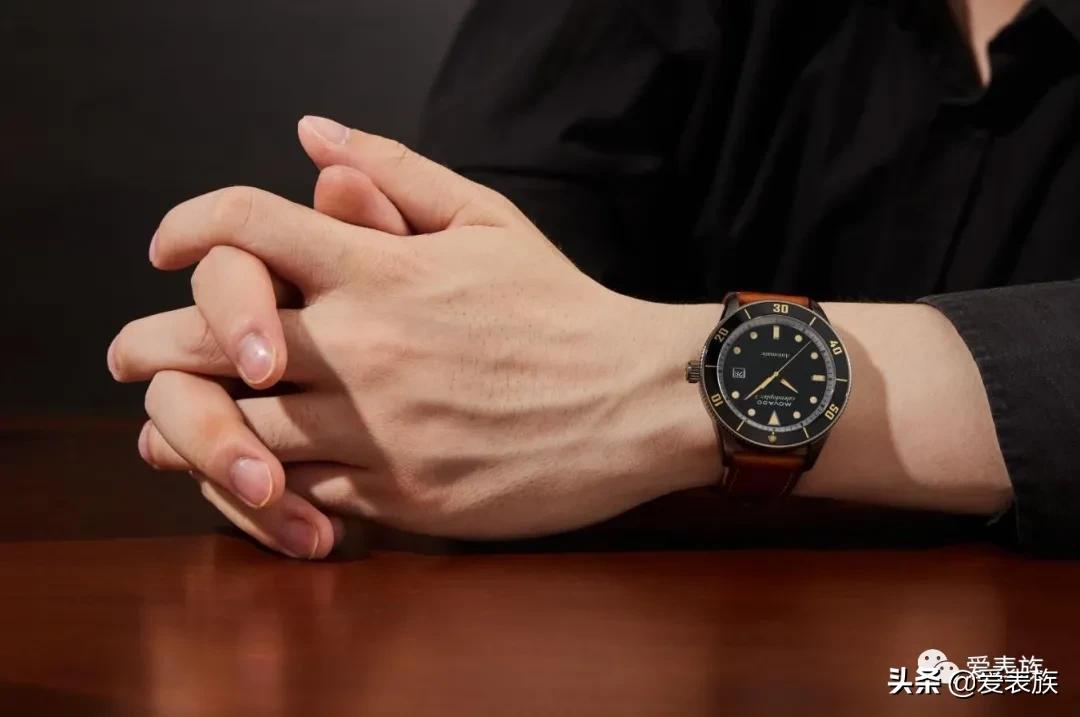 将简约注入腕表灵魂，它诠释了对时间独特的见解