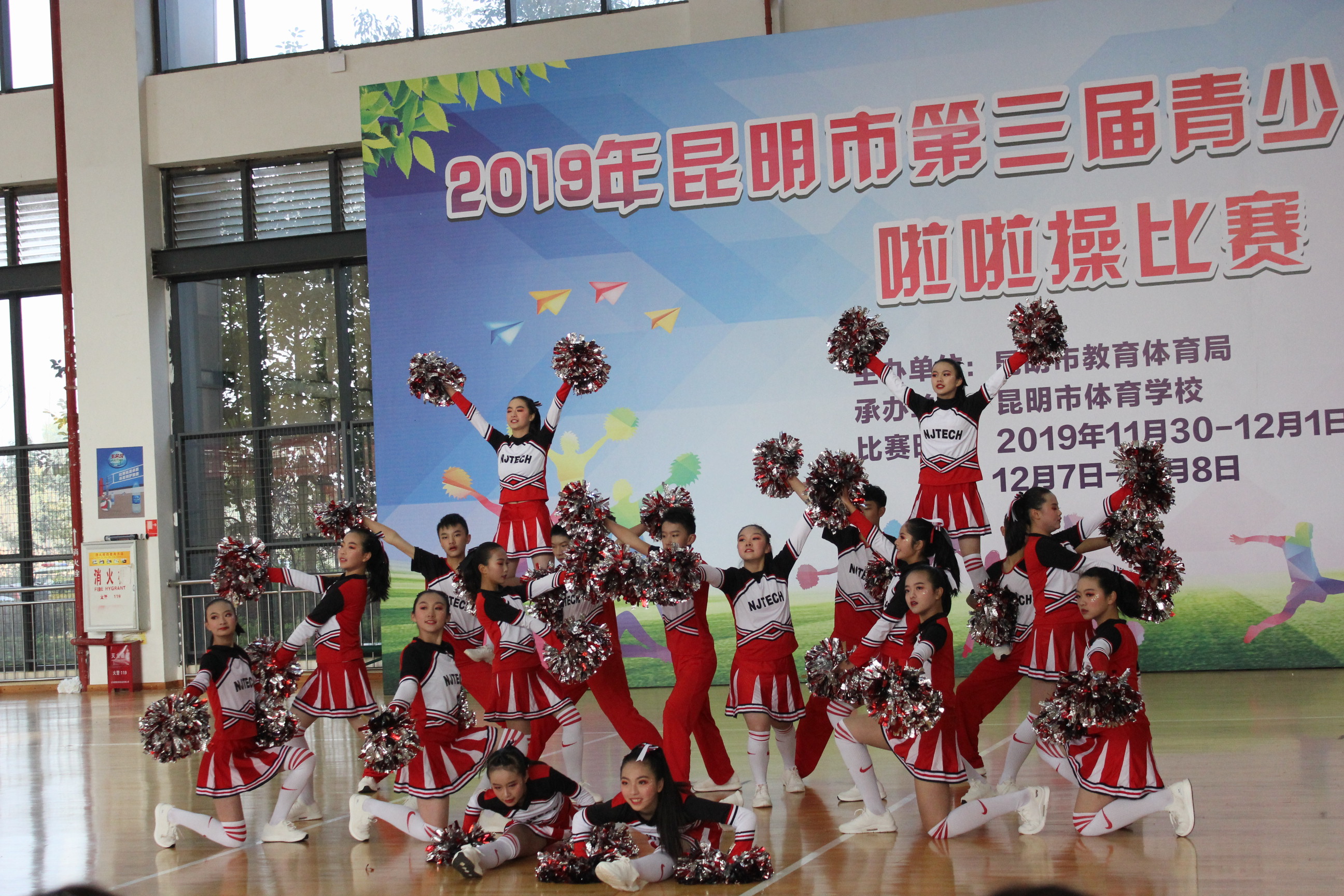 花球啦啦操校园运动会,校园足球啦啦操第二套队形展示