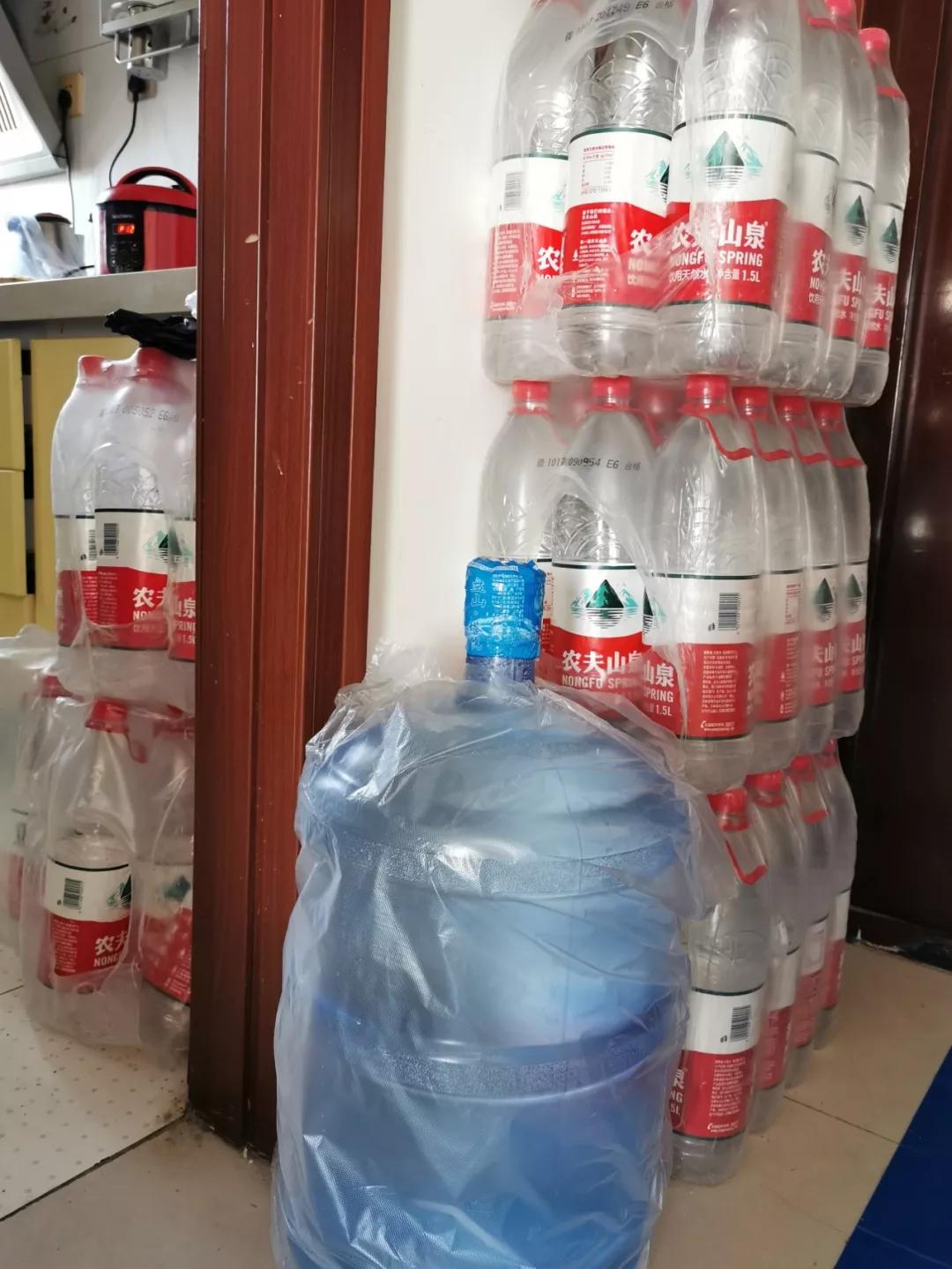 单亲妈妈不幸患白血病事件,与白血病抗争8年的女孩