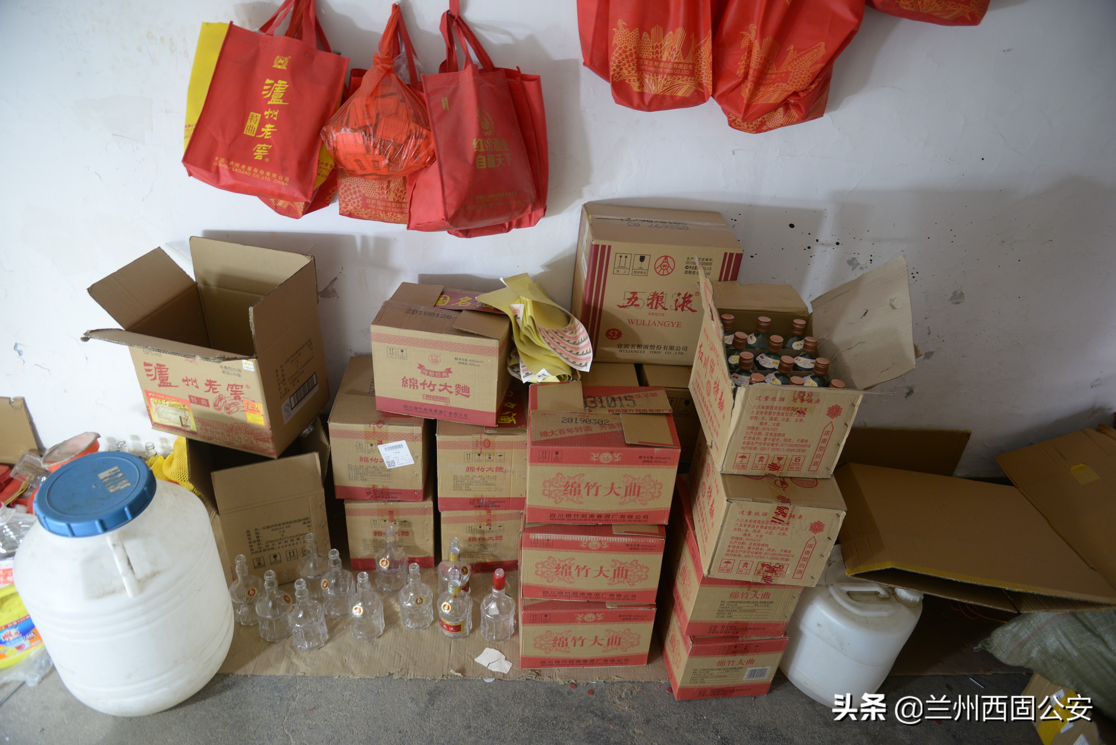 抓获假冒商标嫌疑人为攻坚行动,警方侦破一起假冒注册商标商品案