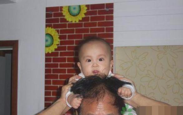 宝宝总爱扯妈妈头发睡觉,宝宝老扯头发怎么教育