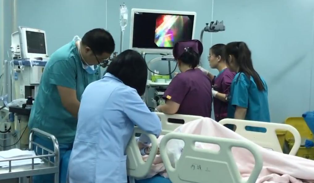 宝宝误吞纽扣电池多久有反应,宝宝误吞了纽扣电池怎么办